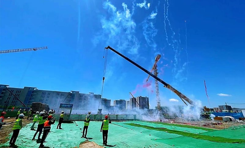 প্ৰথম লিফ্টত এষ্ট্ৰাজেনেকাৰ শ্বাস-প্ৰশ্বাসৰ এৰ'ছল উদ্ভিদ প্ৰকল্পলৈ অভিনন্দন